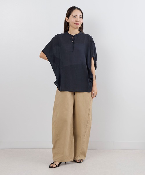MICA&DEAL(マイカ&ディール)の「シアーリネン混ポンチョブラウス(シャツ/ブラウス・レディース・ダークネイビー/アイボリー/カーキ・FREE)」の6枚目の写真