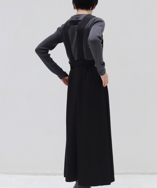 DRESSLAVE(ドレスレイブ)の「asetate twill pinafore dress(アセテートツイルピナフォアドレス)(ワンピース・レディース・ブラック/カーキ・38)」の5枚目の写真