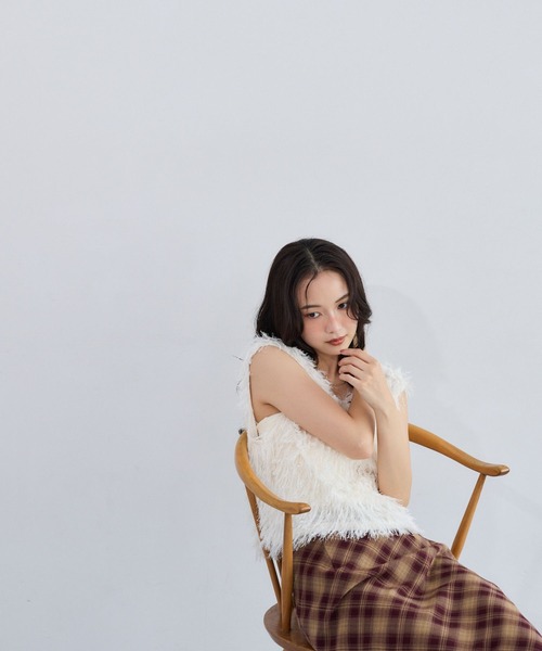 mysty woman(ミスティウーマン)の「フラッフィーVネックベスト 1054534(ベスト・レディース・オフホワイト/ライトグレー/ブラウン・FREE)」の4枚目の写真