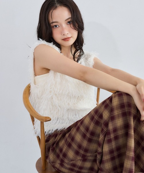 mysty woman(ミスティウーマン)の「フラッフィーVネックベスト 1054534(ベスト・レディース・オフホワイト/ライトグレー/ブラウン・FREE)」の12枚目の写真
