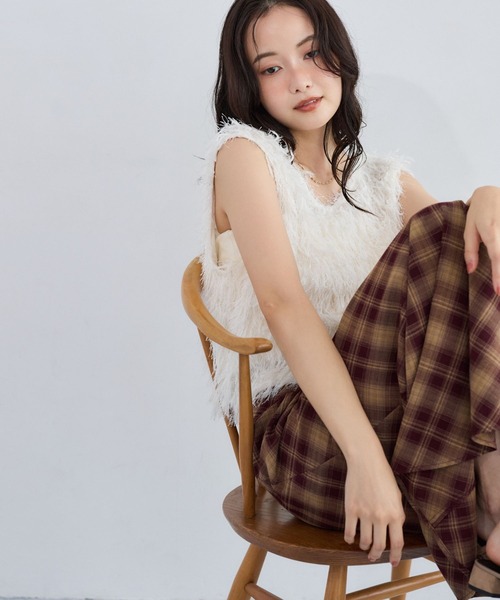 mysty woman(ミスティウーマン)の「フラッフィーVネックベスト 1054534(ベスト・レディース・オフホワイト/ライトグレー/ブラウン・FREE)」の14枚目の写真