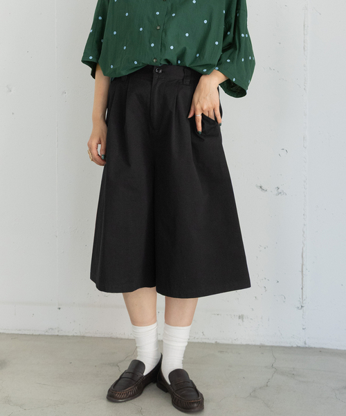 POU DOU DOU(プードゥドゥ)の「ツータックハーフパンツ(その他パンツ・レディース・ベージュ/インディゴブルー/ブラック・3)」の1枚目の写真