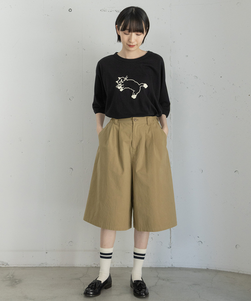 POU DOU DOU(プードゥドゥ)の「ツータックハーフパンツ(その他パンツ・レディース・ベージュ/インディゴブルー/ブラック・3)」の4枚目の写真