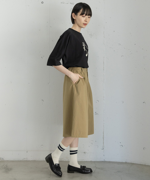 POU DOU DOU(プードゥドゥ)の「ツータックハーフパンツ(その他パンツ・レディース・ベージュ/インディゴブルー/ブラック・3)」の5枚目の写真