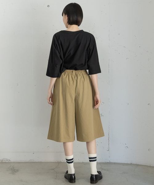 POU DOU DOU(プードゥドゥ)の「ツータックハーフパンツ(その他パンツ・レディース・ベージュ/インディゴブルー/ブラック・3)」の6枚目の写真