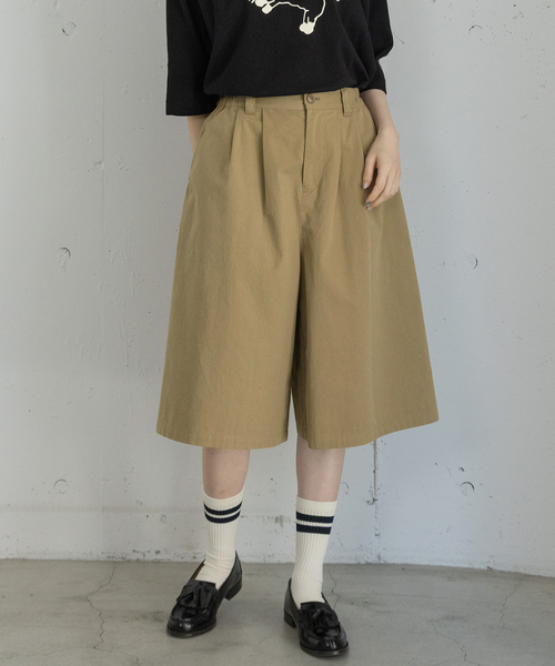 POU DOU DOU(プードゥドゥ)の「ツータックハーフパンツ(その他パンツ・レディース・ベージュ/インディゴブルー/ブラック・3)」の7枚目の写真