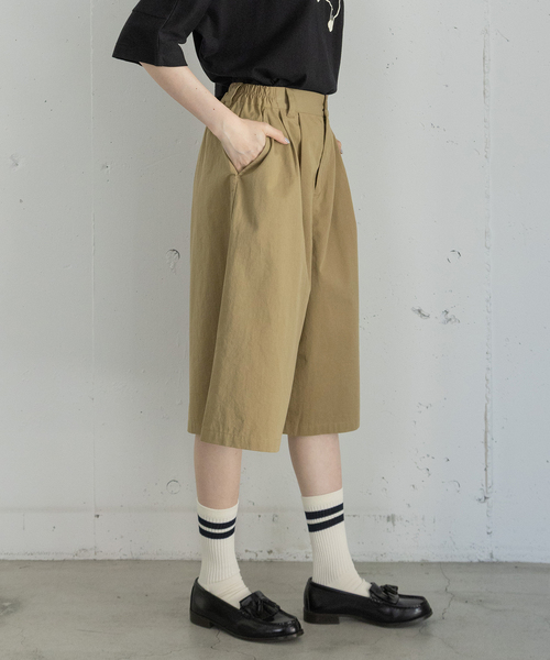 POU DOU DOU(プードゥドゥ)の「ツータックハーフパンツ(その他パンツ・レディース・ベージュ/インディゴブルー/ブラック・3)」の8枚目の写真