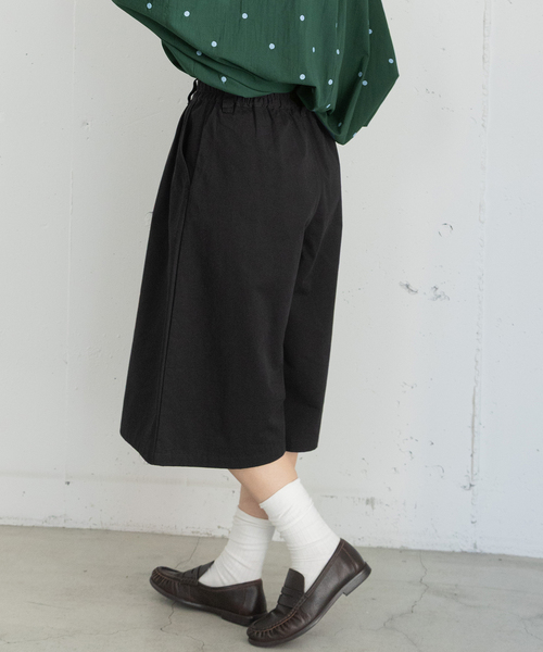 POU DOU DOU(プードゥドゥ)の「ツータックハーフパンツ(その他パンツ・レディース・ベージュ/インディゴブルー/ブラック・3)」の17枚目の写真