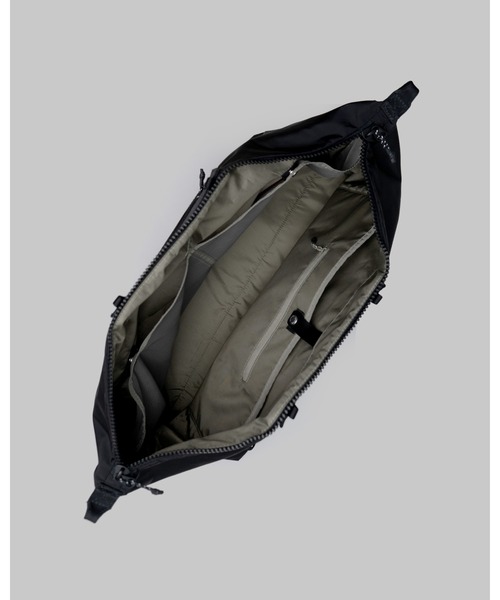 Topologie(トポロジー)の「Explorer Tote Weekender(トートバッグ・レディース・ブラック/モスグリーン系・ONE SIZE)」の6枚目の写真