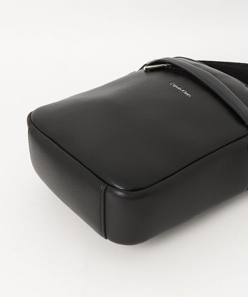 Calvin Klein(カルバン・クライン)の「Calvin Klein カルバンクライン RAISED REPORTER レイズド レポーター ショルダーバッグ(ショルダーバッグ・メンズ・ブラック・FREE)」の13枚目の写真