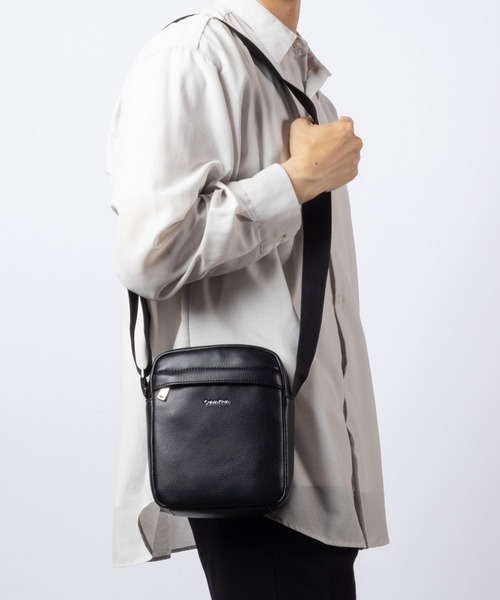 Calvin Klein(カルバン・クライン)の「Calvin Klein カルバンクライン RAISED REPORTER レイズド レポーター ショルダーバッグ(ショルダーバッグ・メンズ・ブラック・FREE)」の1枚目の写真