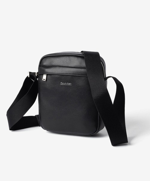 Calvin Klein(カルバン・クライン)の「Calvin Klein カルバンクライン RAISED REPORTER レイズド レポーター ショルダーバッグ(ショルダーバッグ・メンズ・ブラック・FREE)」の2枚目の写真