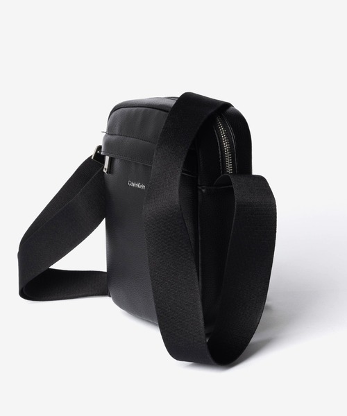 Calvin Klein(カルバン・クライン)の「Calvin Klein カルバンクライン RAISED REPORTER レイズド レポーター ショルダーバッグ(ショルダーバッグ・メンズ・ブラック・FREE)」の3枚目の写真