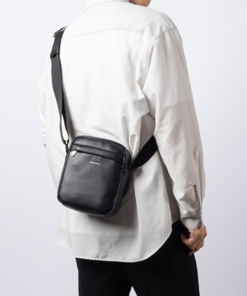 Calvin Klein(カルバン・クライン)の「Calvin Klein カルバンクライン RAISED REPORTER レイズド レポーター ショルダーバッグ(ショルダーバッグ・メンズ・ブラック・FREE)」の17枚目の写真