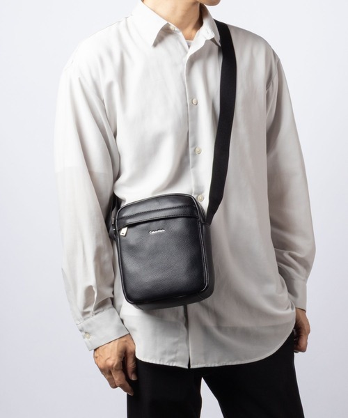 Calvin Klein(カルバン・クライン)の「Calvin Klein カルバンクライン RAISED REPORTER レイズド レポーター ショルダーバッグ(ショルダーバッグ・メンズ・ブラック・FREE)」の18枚目の写真
