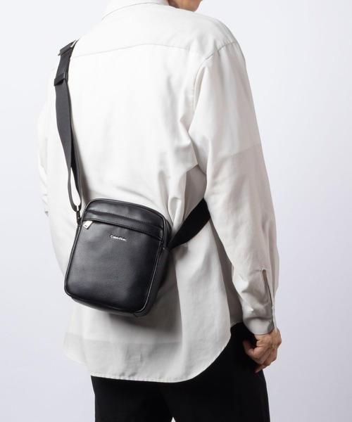Calvin Klein(カルバン・クライン)の「Calvin Klein カルバンクライン RAISED REPORTER レイズド レポーター ショルダーバッグ(ショルダーバッグ・メンズ・ブラック・FREE)」の19枚目の写真