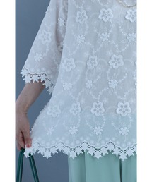 風に舞う花の刺繍ブラウストップス