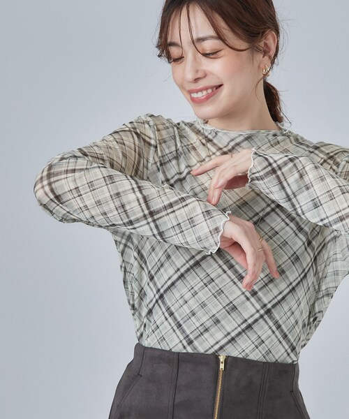 SHOO・LA・RUE(シューラルー)の「【S-LL/洗濯機可】コーデにプラスするだけで垢抜ける 柄アソートシアーチュールトップス(Tシャツ/カットソー・レディース・ホワイト/ライトイエロー系/グレー系1/ブラック系5/サックスブルー・01/04/03/02)」の3枚目の写真