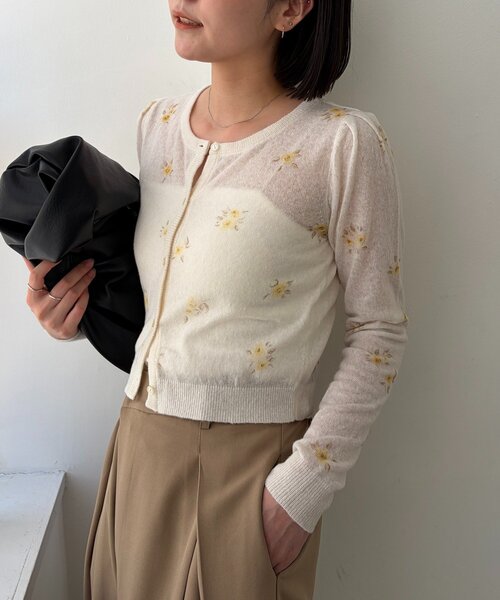 CAPRICIEUX LE'MAGE(カプリシューレマージュ)の「フラワーカーディガン(カーディガン/ボレロ・レディース・グレー/オフホワイト・FREE)」の1枚目の写真