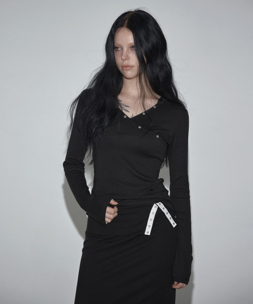 GROWHIDE(グロウハイド)の「ブチルボタンVラップフード長袖Tシャツ_ブラック(Tシャツ/カットソー・レディース・ブラック・FREE)」の4枚目の写真
