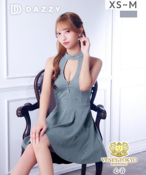 DAZZY(デイジー)の「ビジューフロントジップアメスリフレアAラインミニ丈キャバドレス(ドレス・レディース・ブルーグレー・XS/S/M)」の3枚目の写真