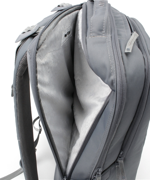 incase(インケース)の「CL55533 Icon Pack Nylon(バックパック/リュック・メンズ・グレー・ONE SIZE)」の11枚目の写真