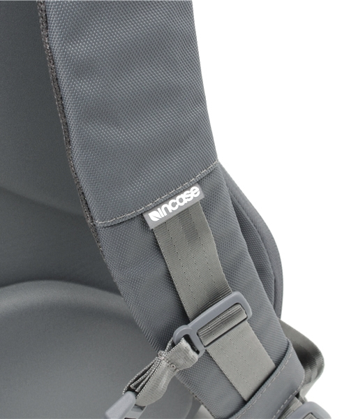 incase(インケース)の「CL55533 Icon Pack Nylon(バックパック/リュック・メンズ・グレー・ONE SIZE)」の13枚目の写真