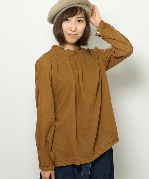 LBC（エルビーシー）の「40ボイルスタンドフリルネックブラウス             （シャツ/ブラウス・レディース・ブラウン/ホワイト/ブラック・LARGE/MEDIUM）」の3枚目の写真