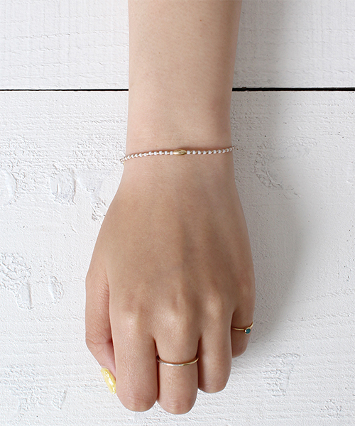 bpr BEAMS Women's（ビーピーアール　ビームス）の「NIKKI-B / GFdetail ブレスレット（ブレスレット・レディース・ホワイト/ブラック・ONE SIZE）」の2枚目の写真