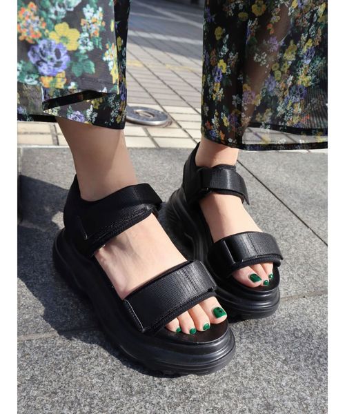 EMODA（エモダ）の「ハイバルキースニーカーサンダル（サンダル・レディース・ホワイト/ブラック・SMALL/MEDIUM/LARGE）」の2枚目の写真