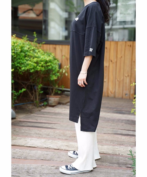 CONVERSE（コンバース）の「【CONVERSE/コンバース】切替Ｔワンピース　ワンポイント　サイドスリット入り ビッグシルエット（ワンピース・レディース・オフホワイト/ラベンダー/ブラック・MEDIUM/LARGE）」の7枚目の写真