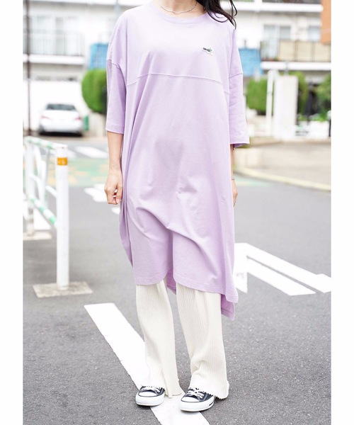 CONVERSE（コンバース）の「【CONVERSE/コンバース】切替Ｔワンピース　ワンポイント　サイドスリット入り ビッグシルエット（ワンピース・レディース・オフホワイト/ラベンダー/ブラック・MEDIUM/LARGE）」の14枚目の写真