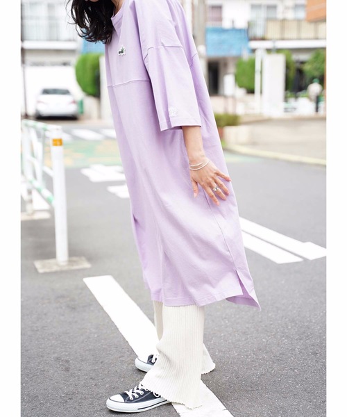 CONVERSE（コンバース）の「【CONVERSE/コンバース】切替Ｔワンピース　ワンポイント　サイドスリット入り ビッグシルエット（ワンピース・レディース・オフホワイト/ラベンダー/ブラック・MEDIUM/LARGE）」の20枚目の写真