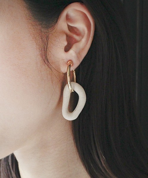 LAPUIS（ラピュイ）の「【Authentic Japan Made】Lapuis（ラピュイ）HASAMIパーツイヤリング（イヤリング・レディース・グレー/オフホワイト/ベージュ・FREE）」の2枚目の写真