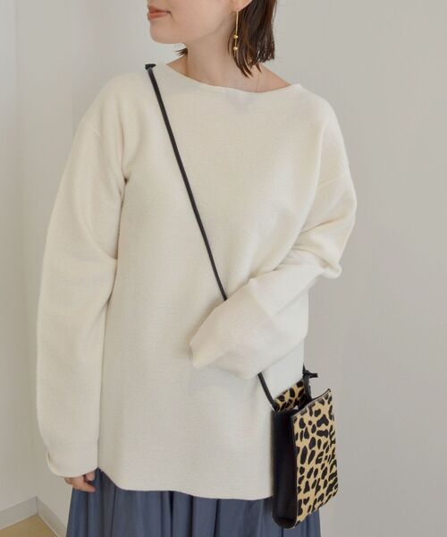 SHIPS（シップス）の「ウールサイドスリットプルオーバーニット（ニット/セーター・レディース・ベージュ/オフホワイト/ダークグレー・ONE SIZE）」の2枚目の写真