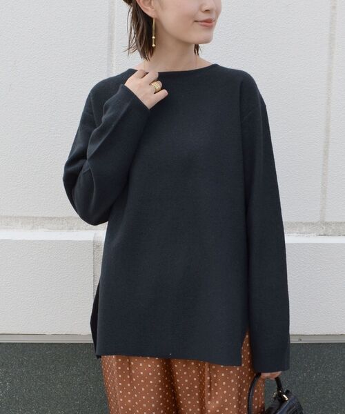 SHIPS（シップス）の「ウールサイドスリットプルオーバーニット（ニット/セーター・レディース・ベージュ/オフホワイト/ダークグレー・ONE SIZE）」の3枚目の写真