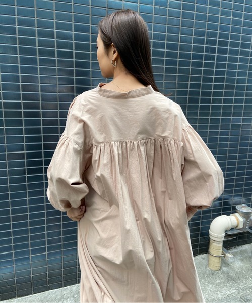 AZUL ENCANTO（アズールエンカント）の「バンドカラー袖ボリュームワンピース（ワンピース・レディース・ベージュ/パープル/ブラウン/カーキ/イエロー系その他・FREE）」の8枚目の写真