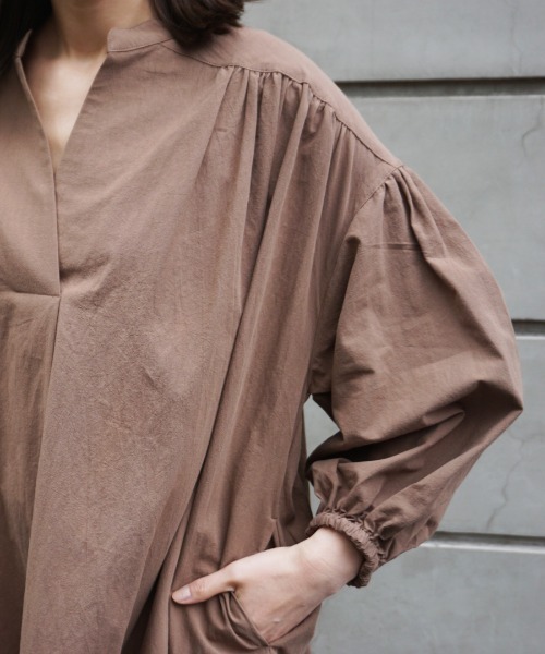 AZUL ENCANTO（アズールエンカント）の「バンドカラー袖ボリュームワンピース（ワンピース・レディース・ベージュ/パープル/ブラウン/カーキ/イエロー系その他・FREE）」の20枚目の写真