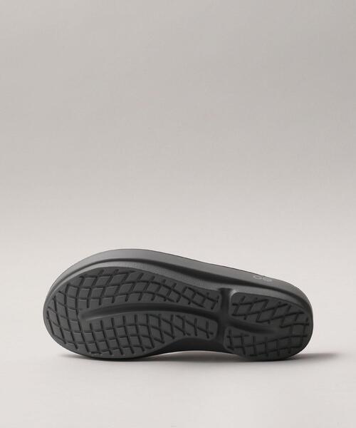 OOFOS（ウーフォス）の「【WEB限定】＜OOFOS(ウーフォス)＞ oolala（サンダル・レディース・ダークグレー/ブラック/ベージュ/ホワイト・23cm/24cm/25cm）」の12枚目の写真