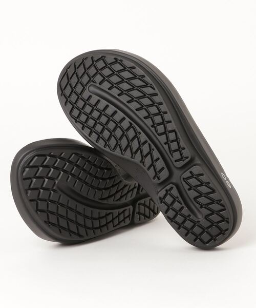 OOFOS（ウーフォス）の「【WEB限定】＜OOFOS(ウーフォス)＞ oolala（サンダル・レディース・ダークグレー/ブラック/ベージュ/ホワイト・23cm/24cm/25cm）」の6枚目の写真