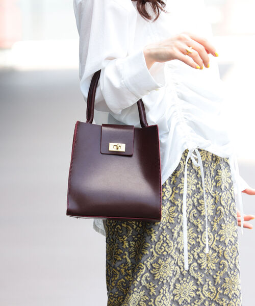 Ray BEAMS(レイビームス)の「Ray BEAMS / メタル ツイスト バッグ(トートバッグ・レディース・ブラック/ワイン・ONE SIZE)」の4枚目の写真