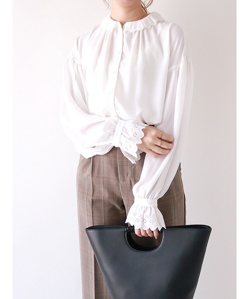 Te chichi（テチチ）の「刺繍衿ギャザーブラウス（シャツ/ブラウス・レディース・ブラック/オフホワイト/カーキ・ﾌﾘ-）」の2枚目の写真