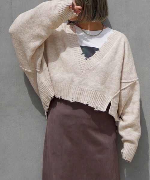 179/WG（イチナナキュウダブルジー）の「Vネックダメージニット（Tシャツ/カットソー・レディース・オフホワイト/ブラック/サックスブルー・FREE）」の2枚目の写真