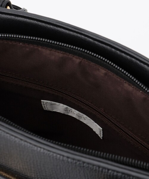 ANY SIS（エニィスィス）の「レディーユースブガッティ バッグ（ショルダーバッグ・レディース・ブラック系/ベージュ系/アイボリー系・2）」の17枚目の写真