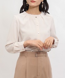 タックネックメタルボタンブラウス