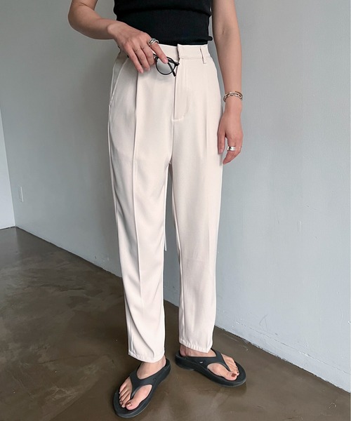 feepur（フェピュール）の「テーパードカラータックパンツ（スラックス・レディース・ブラック/パープル/グレー/ピンク/イエロー/アイボリー・SMALL/MEDIUM）」の2枚目の写真