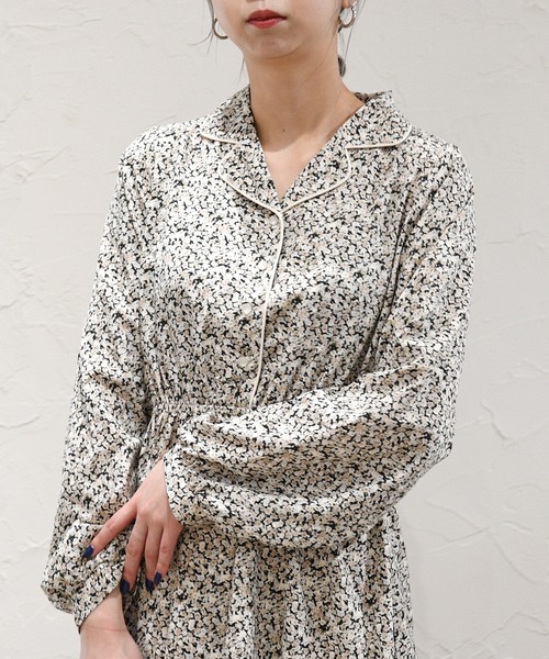 sango（sango）の「デシン小花柄プリントパイピング開襟ワンピース（ワンピース・レディース・ベージュ/グリーン/ブラック・FREE）」の2枚目の写真