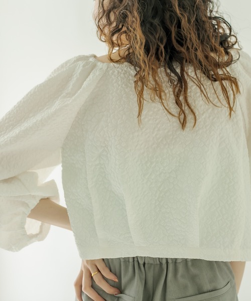 mystic（ミスティック）の「エンボスパフブラウス（シャツ/ブラウス・レディース・ブラック/オフホワイト/オリーブ・FREE）」の5枚目の写真