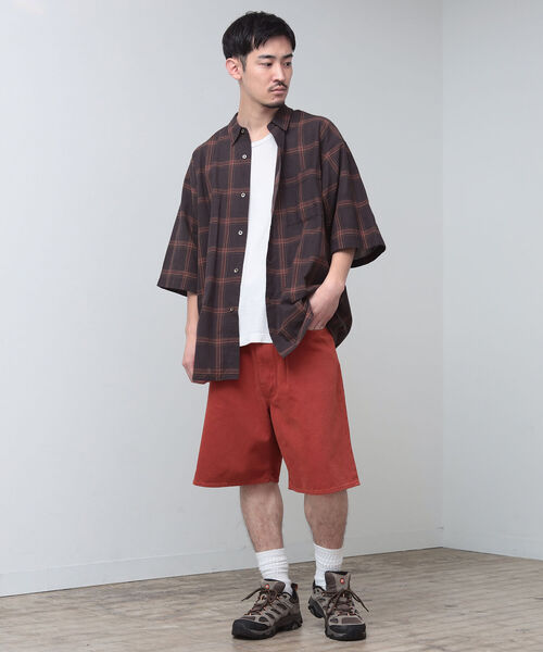 BEAMS（ビームス）の「BEAMS / 1プリーツ ワイドシルエット カラーショーツ（その他パンツ・メンズ・オリーブ/レッド系その他6・X-LARGE/MEDIUM/LARGE/SMALL）」の3枚目の写真