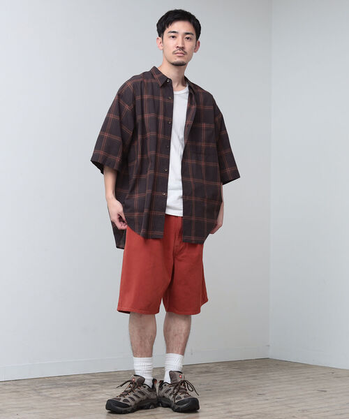 BEAMS（ビームス）の「BEAMS / 1プリーツ ワイドシルエット カラーショーツ（その他パンツ・メンズ・オリーブ/レッド系その他6・X-LARGE/MEDIUM/LARGE/SMALL）」の4枚目の写真